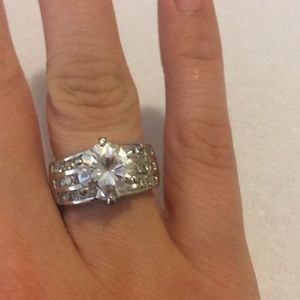 3/$16Gorgeous Premier Designs costume diamond ring